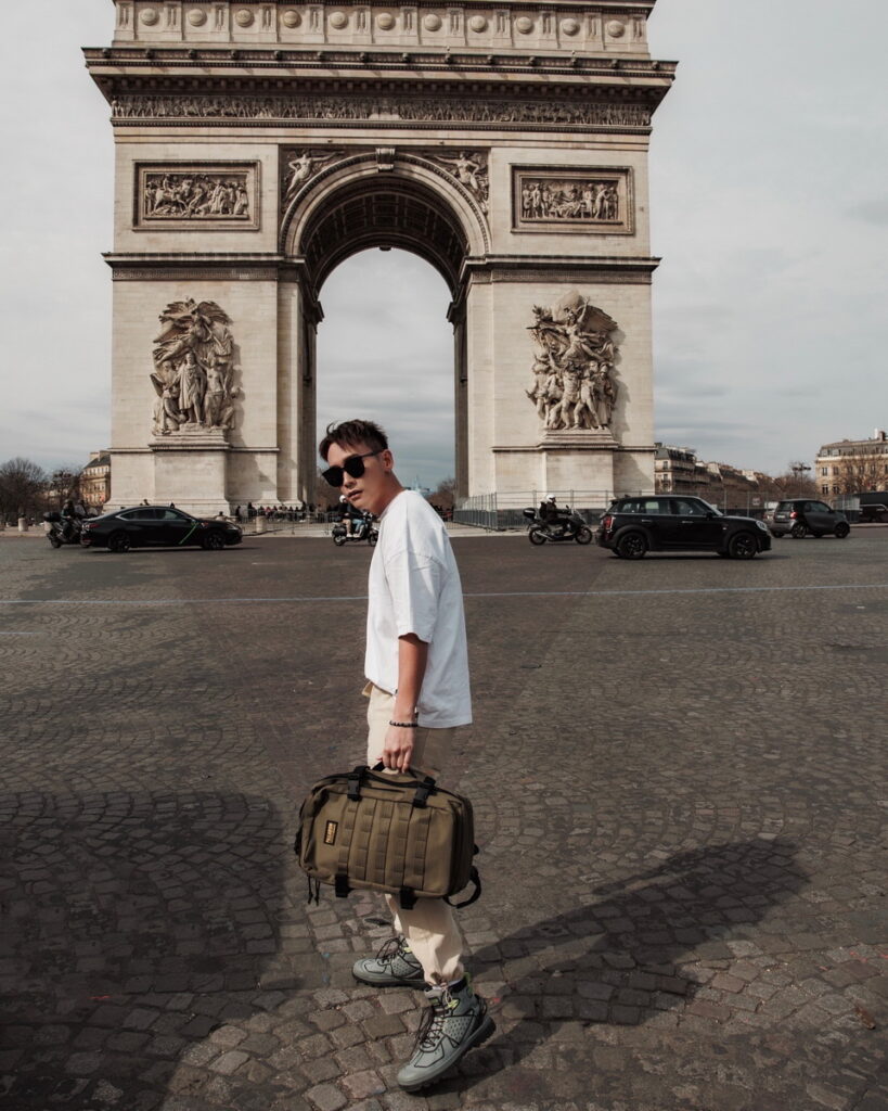 劉漢之前往巴黎不忘帶上為旅行者量身打造的PALLADIUM TRAVEL PACK系列(圖片來源：劉漢之 JoshuaLiu)