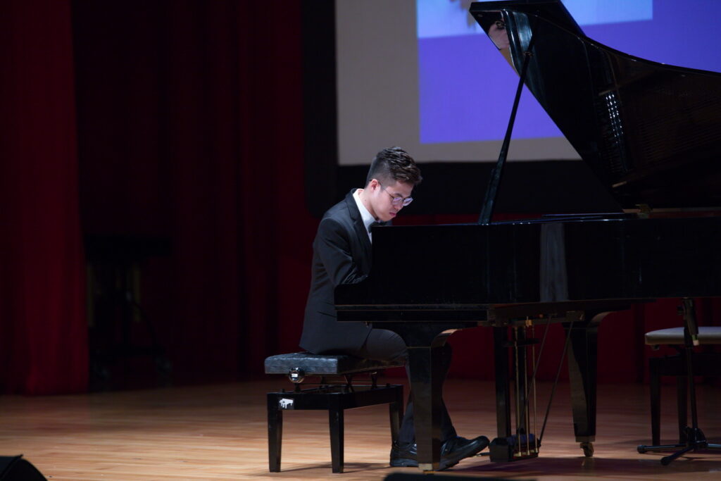 非常音樂家樂團首席王榮堅，鋼琴獨奏展現精湛的演奏技巧，讓在場觀眾為之驚艷
