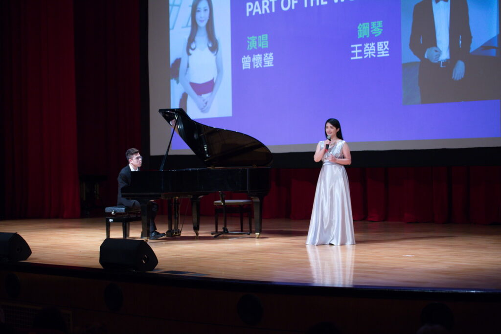 星光音樂會主持人曾懷瑩，和非常音樂家樂團首席王榮堅，默契十足演繹中英文經典歌曲