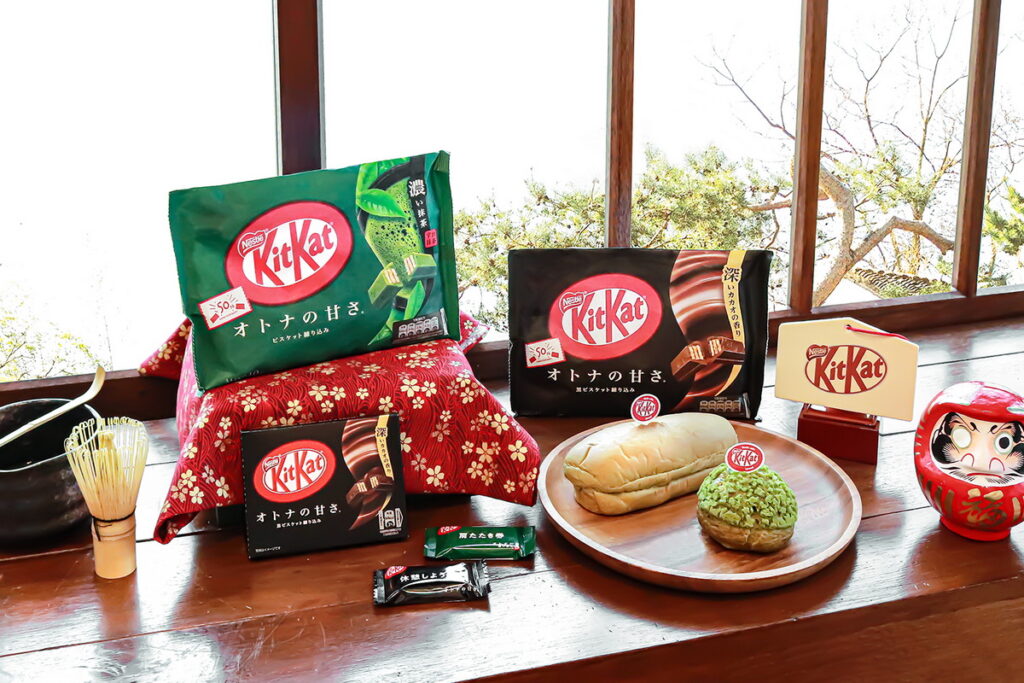 歡慶日本「雀巢 KitKat巧克力」首次原裝進口來台，雀巢 KitKat 巧克力特別攜手7-11推出限定「愛餡大亨-抹茶巧克力」與「抹茶巧克力泡芙」，爆餡登場。