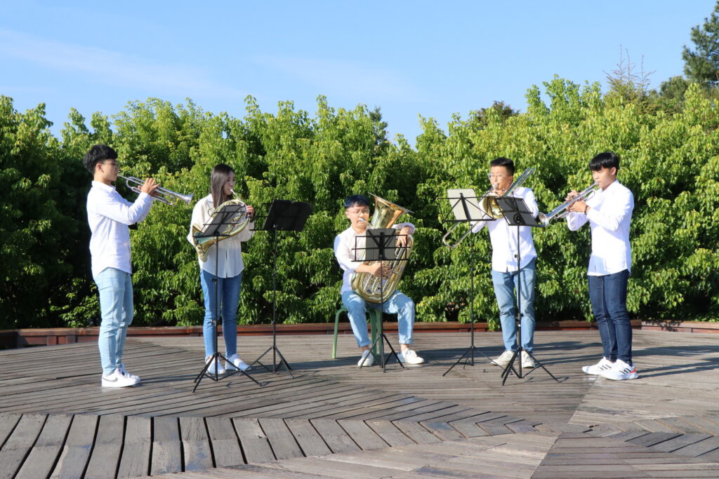 29日一早嘉大音樂學系學生於小笠原觀景台演出銅管五重奏