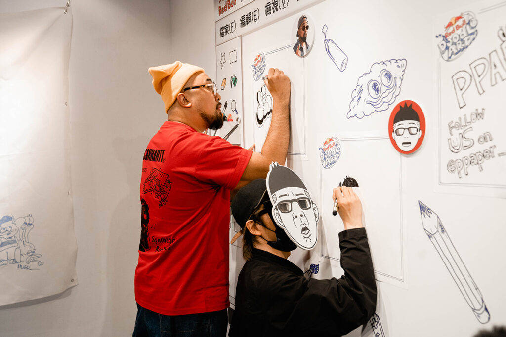 不只讓參賽者畫！插畫家Duncan（右）、美麗本人（左）於Red Bull Doodle Art台灣決賽即興創作，與全場交流創作樂趣