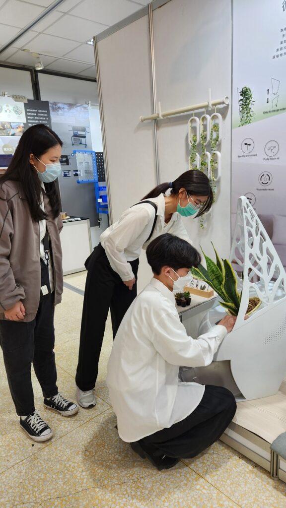 吳俐昀、郭若眉、鄧偉宏介紹其各自設計的「室內植栽家具」產品。（圖/陳惠玲攝影）