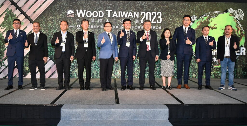 2023年台灣國際木工機械展WOOD TAIWAN，今(20)日於台北南港展覽館盛大開展，開幕酒會由外貿協會王熙蒙秘書長(左五)及木工機公會張志州理事長(左六)等共同揭開序幕