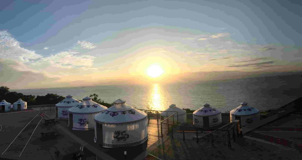 「覓境E19」是絕佳的落日觀景點，旅客可以盡情欣賞一望無際的海景和海浪拍打岸邊而激發的藍眼淚美景。(圖片由Booking.com提供)