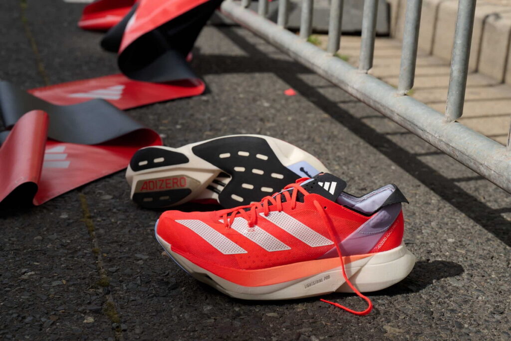  專為提升菁英跑者表現而生的adidas ADIZERO ADIOS PRO 3，短短一年內打破六次世界馬拉松紀錄，儼然成為頂尖跑者的「飆」配