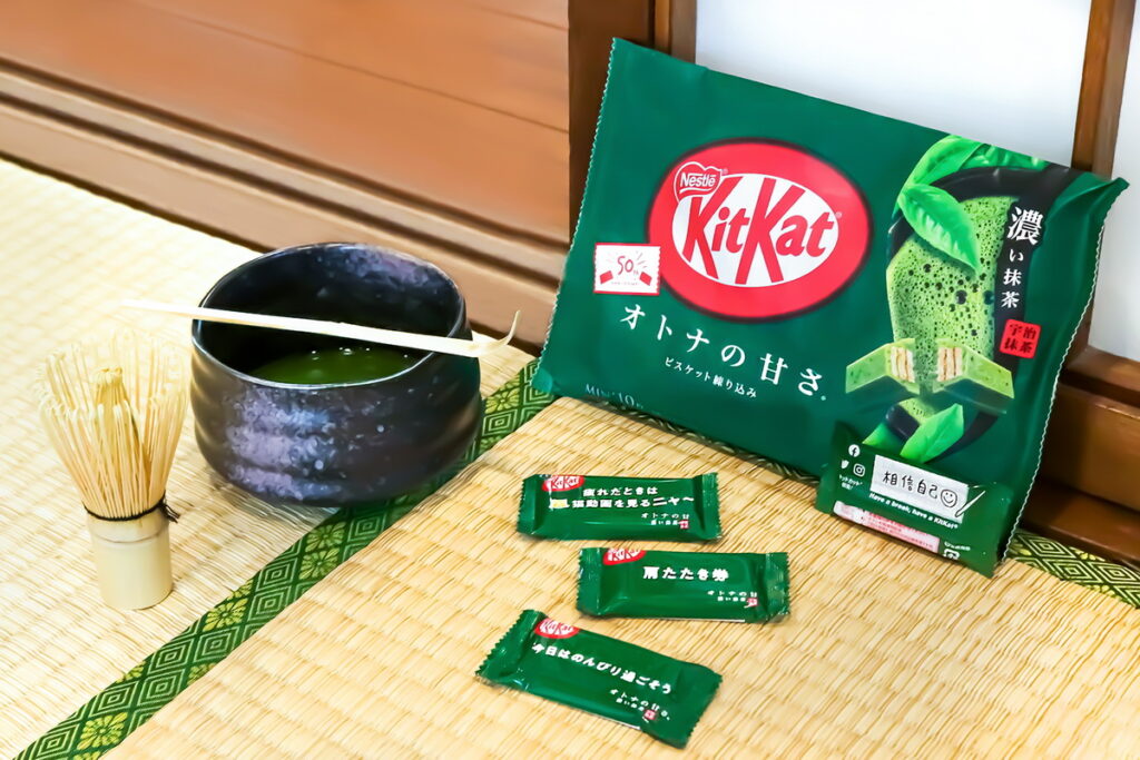 .KitKat宇治抹茶使用100%嚴選日本京都宇治抹茶，抹茶獨有的苦韻與茶香在嘴中化開，帶給消費者豐富的層次感。