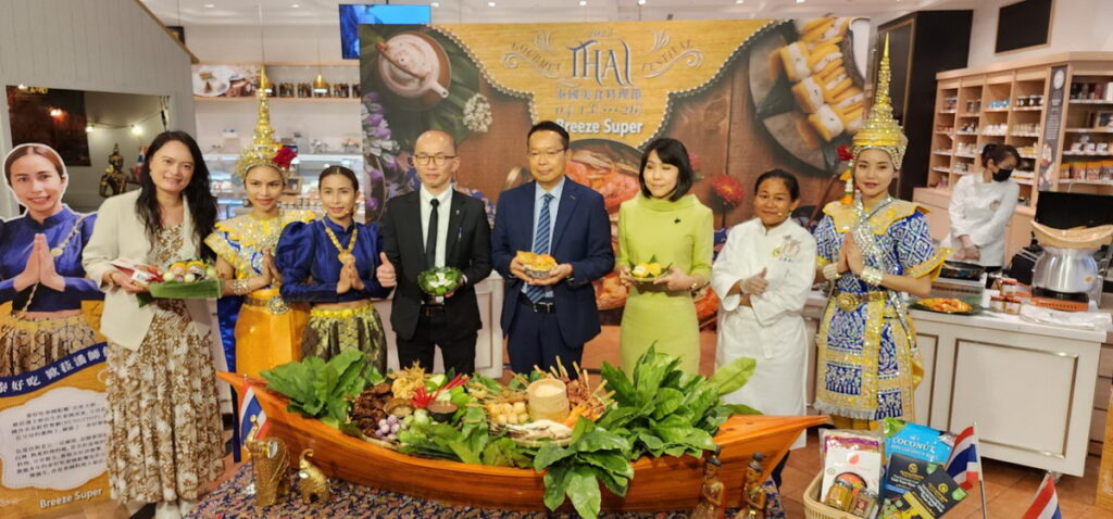 微風超市已連續多年舉辦泰國美食料理節，泰國駐台經濟貿易辦事處曾德榮大使及泰國商務處處長李凱莉親自出席記者會，與微風超市副總經理羅大為今年的活動揭開序幕。