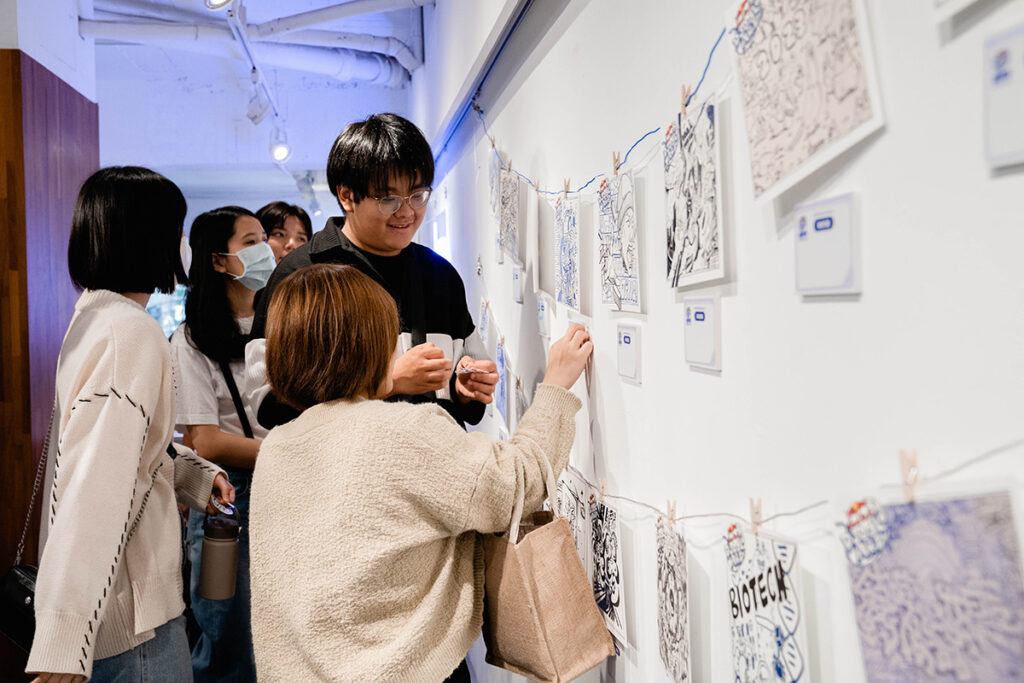 觀展民眾穿梭Red Bull Doodle Art台灣決賽展間，用貼紙投下心目中的最佳作品