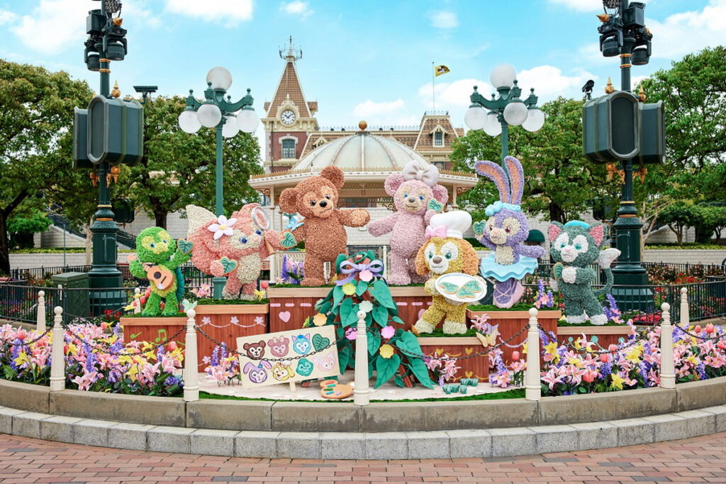  萌粉可在小鎮廣場與七位Duffy與好友的巨型塑像擺設打個招呼