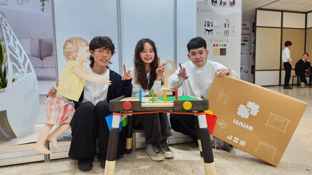 高婕庭、魏煥庭、李淳甫共同開發設計「學齡前兒童遊戲桌HAHO」產品。（圖/陳惠玲攝影）