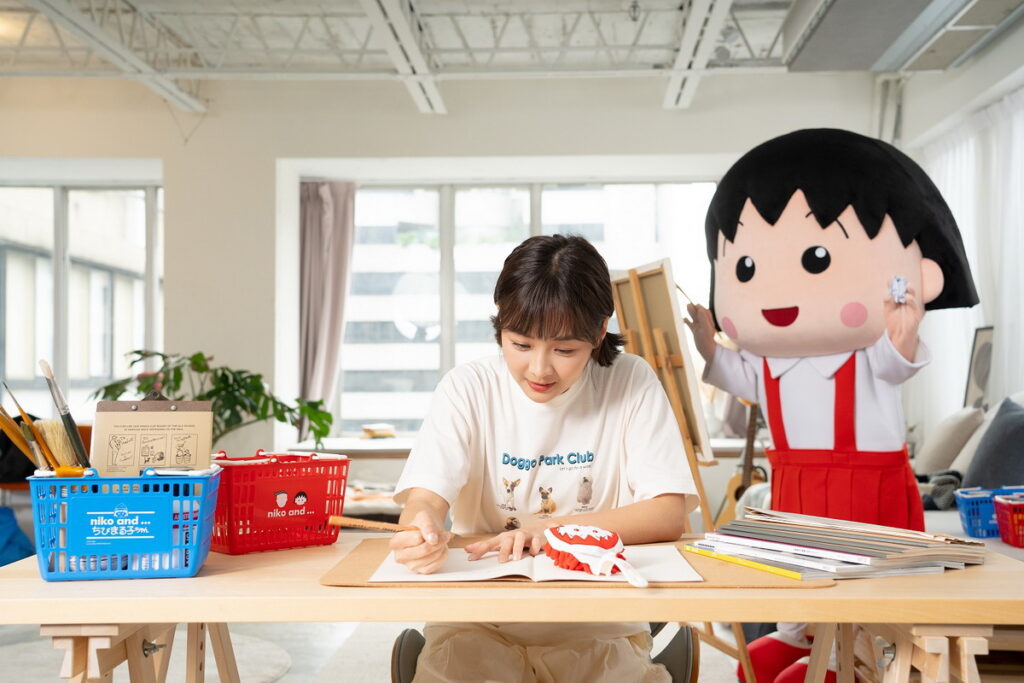 7-ELEVEN全店「niko and … x 櫻桃小丸子丸美新生活精品集點送」自4月6日起開跑，居家收納則有「收納提籃組合」，藍紅兩色一次擁有，可收納桌面雜物保持清爽居家環境