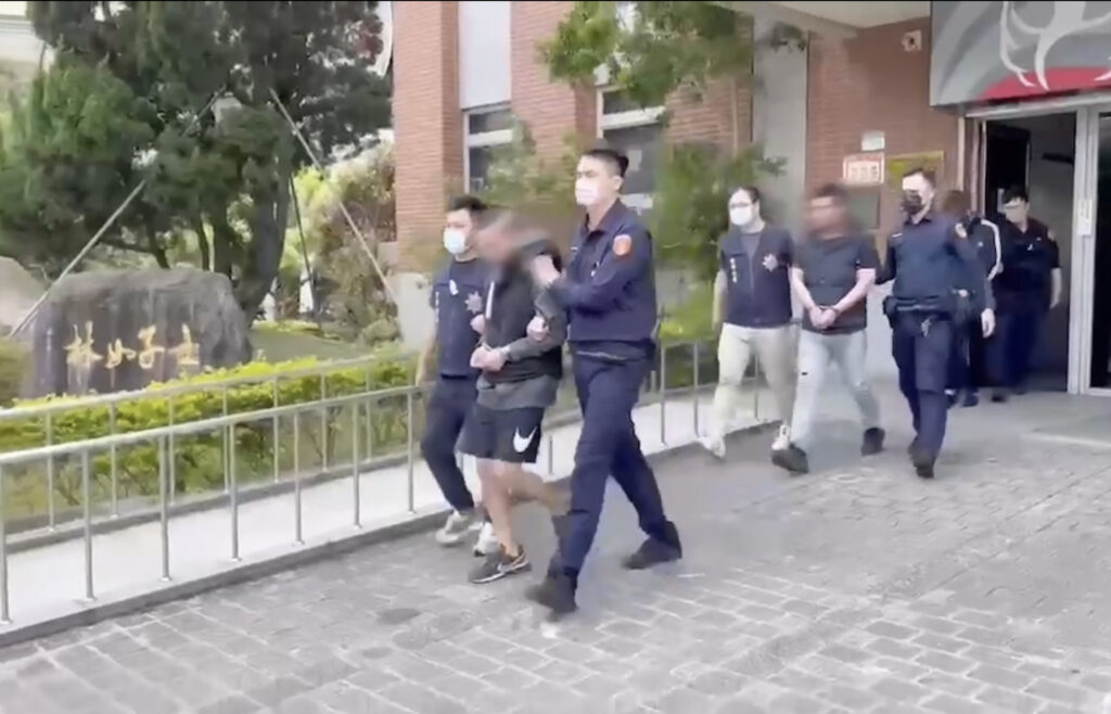 於事發2小時內,迅速調閱監視器釐清,並將滋事份子全數帶返偵辦