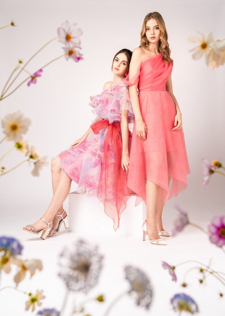 圖說：JASMINE GALLERIA 2023 異想花園時裝系列，鮮亮的粉色充滿迷人氣息。
