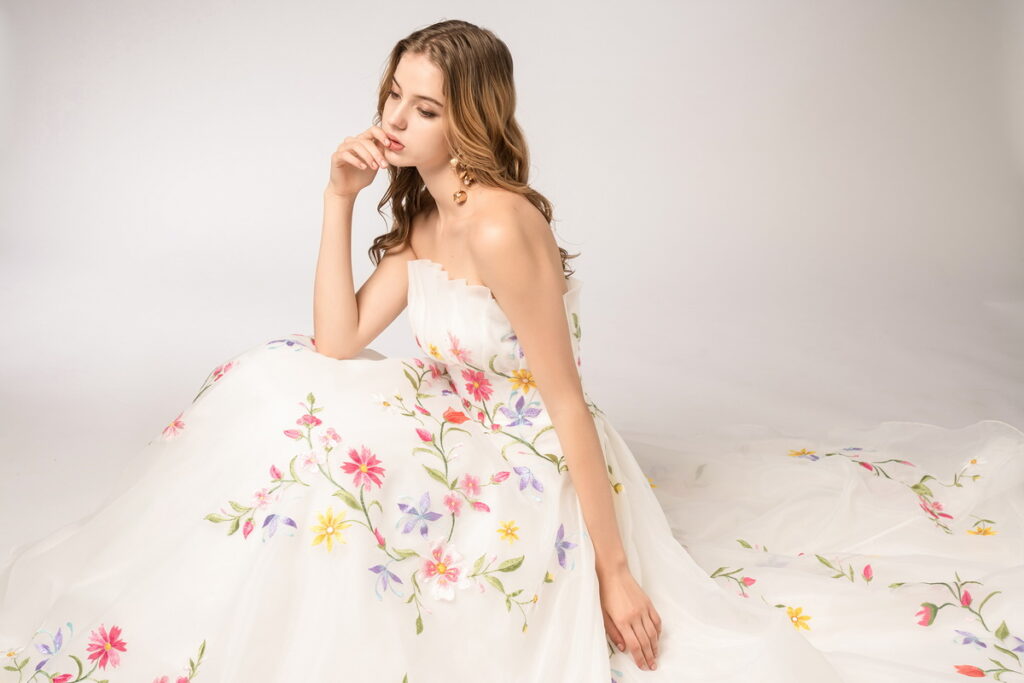 JASMINE GALLERIA 2023異想花園時裝系列，將黑白基本的禮服添上無限春景花卉，展現現代女孩的甜酷風格