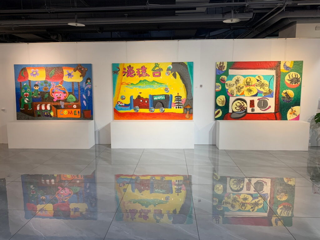 展場入口用三幅大型集體創作壓克力彩畫，小小藝術家們運用創意與想像充分表現出這次展覽主軸。