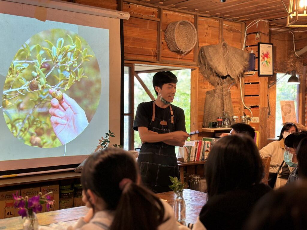 「阿三哥農莊」負責人張哲岳介紹環境及茶葉相關知識。開平餐飲學校/提供