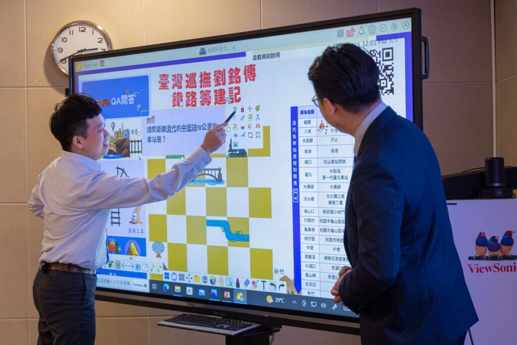 新竹市課程與教學發展中心陳奕安老師在國中數學的數位互動教學課程中運用數位白板互動工具，觸發學生思考負數的加減計算，培養數學在生活中的情境應用