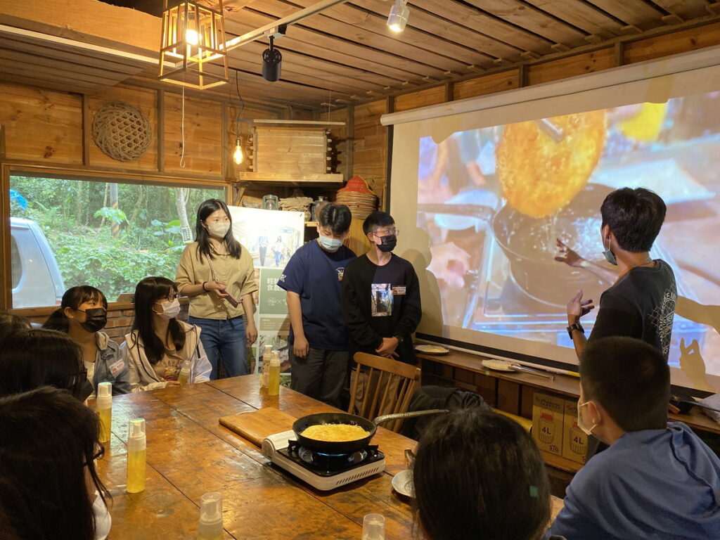 以影片及實際示範向國中學生說明傳統家庭菜『茶油麵線煎』的由來及作法。開平餐飲學校/提供