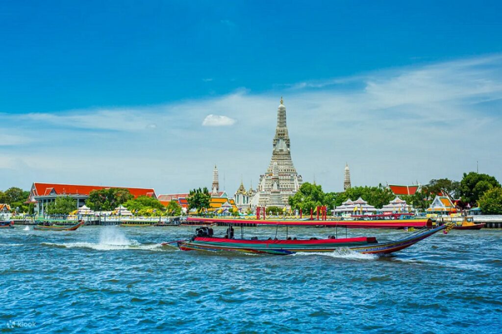 參加Klook曼谷經典景點一日遊，能乘渡船過河，還能途經壯觀的鄭王廟。