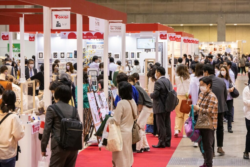 「2023日本HOBBY SHOW」有來自日本各地企業和個人創作，約230個參展單位，展場上陳設各式各樣手工藝，每年會場內都擠滿了人。（照片來源：©Hobby Association of Japan）