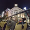 搭乘SKY BUS TOKYO雙層敞篷式觀光巴士，讓遊客從寬闊視角輕鬆飽覽東京的美。（圖片來源：Ⓒ日之丸自動車興業株式會社）