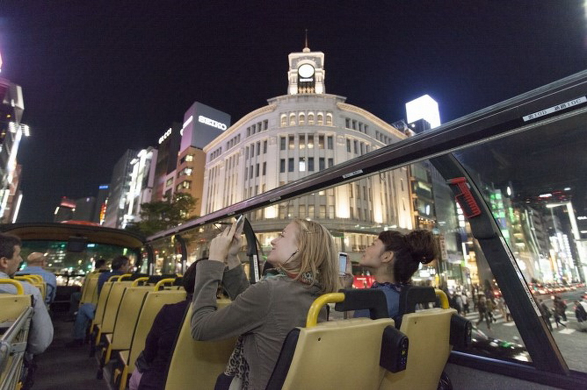 搭乘SKY BUS TOKYO雙層敞篷式觀光巴士，讓遊客從寬闊視角輕鬆飽覽東京的美。（圖片來源：Ⓒ日之丸自動車興業株式會社）