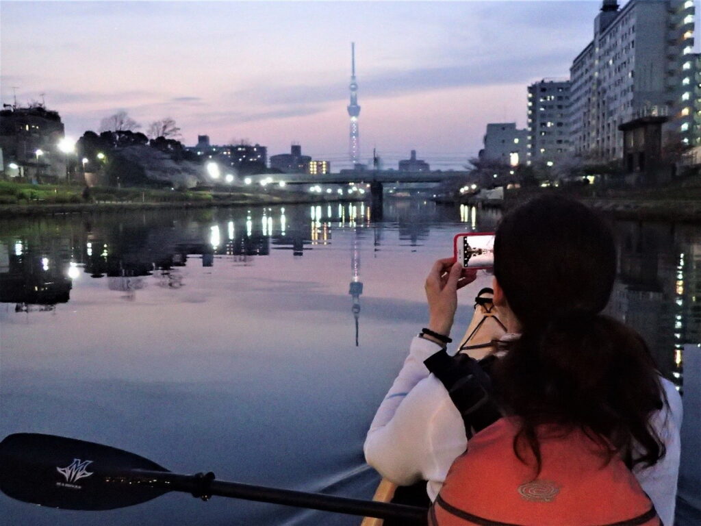 夜間獨木舟體驗行程從日落的魔幻時刻開始，參加者可欣賞東京都心的晚霞與夜景。（圖片來源：ⒸMio Kayak Adventures）