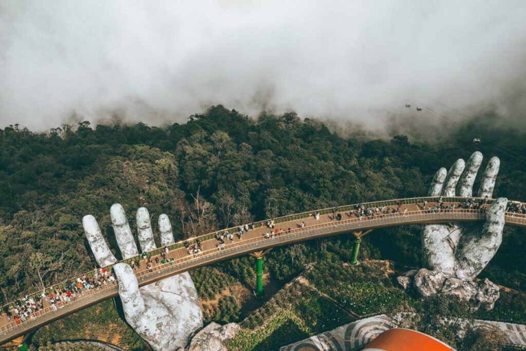 黃金佛手橋為峴港爆紅的景點之ㄧ，旅客可行走於高1414公尺壯觀的神聖大橋之上。