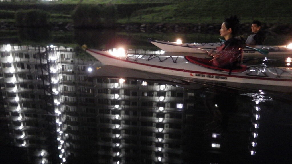 巧遇無風之日，街景會完美倒映於河面之上，獨木舟行駛於河面時就彷彿像是漂浮於夜空之中。（圖片來源：ⒸMio Kayak Adventures）