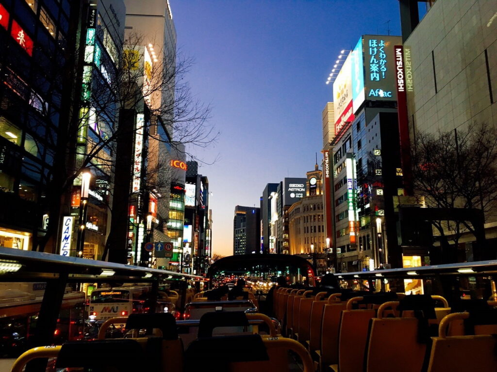 由於觀光巴士的車體較高且無屋頂，因此參與者有別於步行者的寬闊視角，來捕捉東京的美景。（圖片來源：Ⓒ日之丸自動車興業株式會社）
