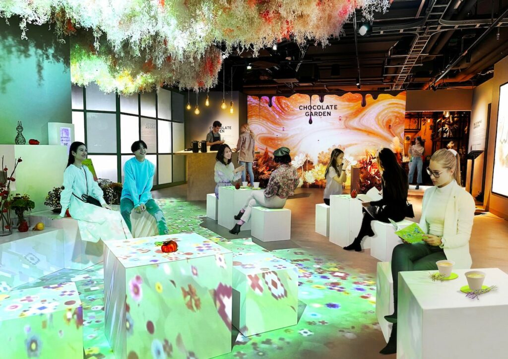 會場中央有以櫻花為主題的藝術空間「櫻彩 OUSAI」，以及紙做的櫻花和投影到地板上的光雕影像呈現出日本的四季之美。（照片來源：NAKED FLOWERS FOR YOU Ⓒnaked inc.）