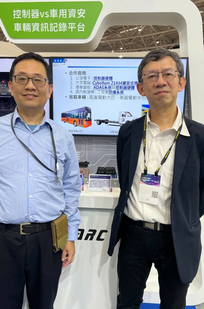 大眾電腦與ARTC合作推動高度整合車輛控制計畫，今於台灣國際智慧移動展展出。（右）為ARTC研究發展處總監鄧萬鈞，（左）為大眾電腦產品經理林海光。