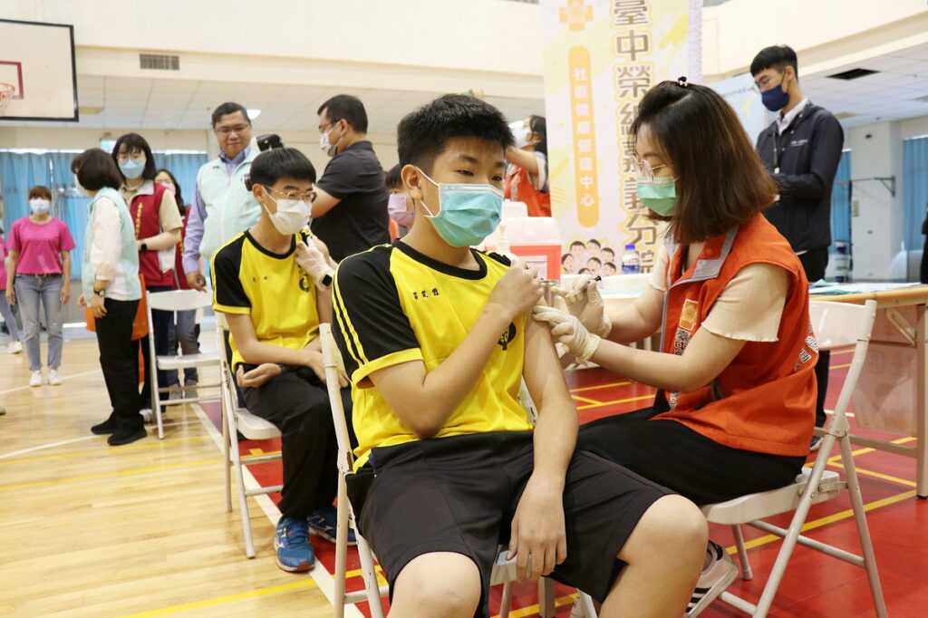 學生接受疫苗施打
