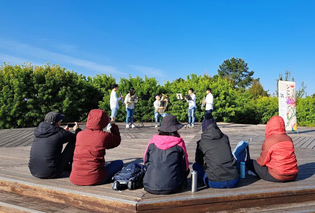 小笠原觀景台上的銅管五重奏吸引遊客聆聽