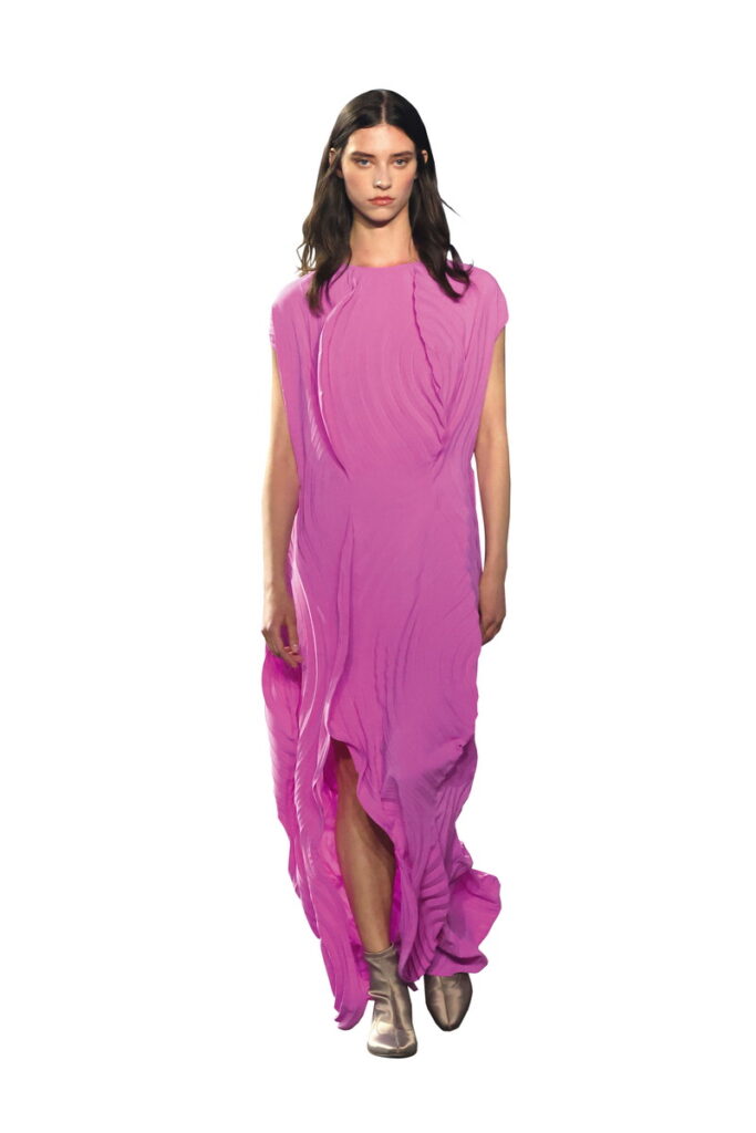 微風信義-ISSEY MIYAKE 塑影環褶圓領長版洋裝  推薦價 44,800 元