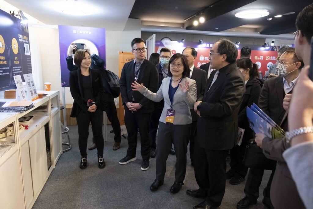 台北市副市長林奕華上午出席第四屆2023台灣跨境電商博覽會揭幕，與台北市產業發展局局長陳俊安（左二）、數位發展部數位產業署署長呂正華（右一）一同參觀跨境電商生態圈攤位。