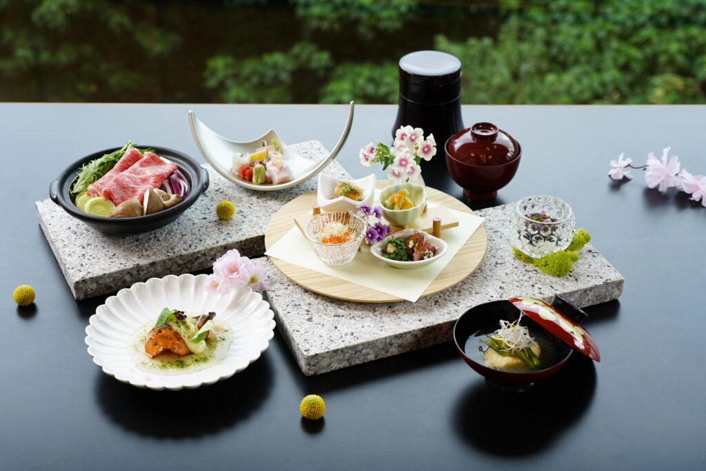 日勝生加賀屋春季會席料理晚餐「朧」。
