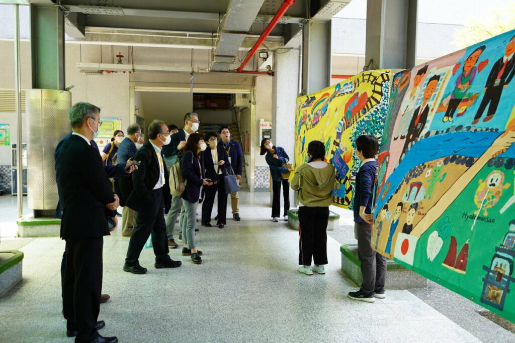 日本教育參訪團對學生壁畫驚奇_文雅