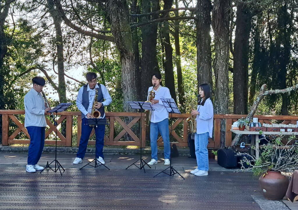 阿里山「植物園」有嘉大音樂學系學生薩克斯風四重奏演出