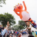 六福村新一季動物派對，首次加入繽紛外星獸一起遊行嗨翻全場。