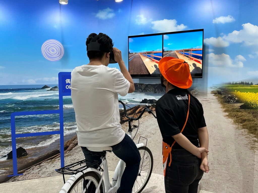民眾體驗自行車觀光VR。（圖：韓國觀光公社提供）