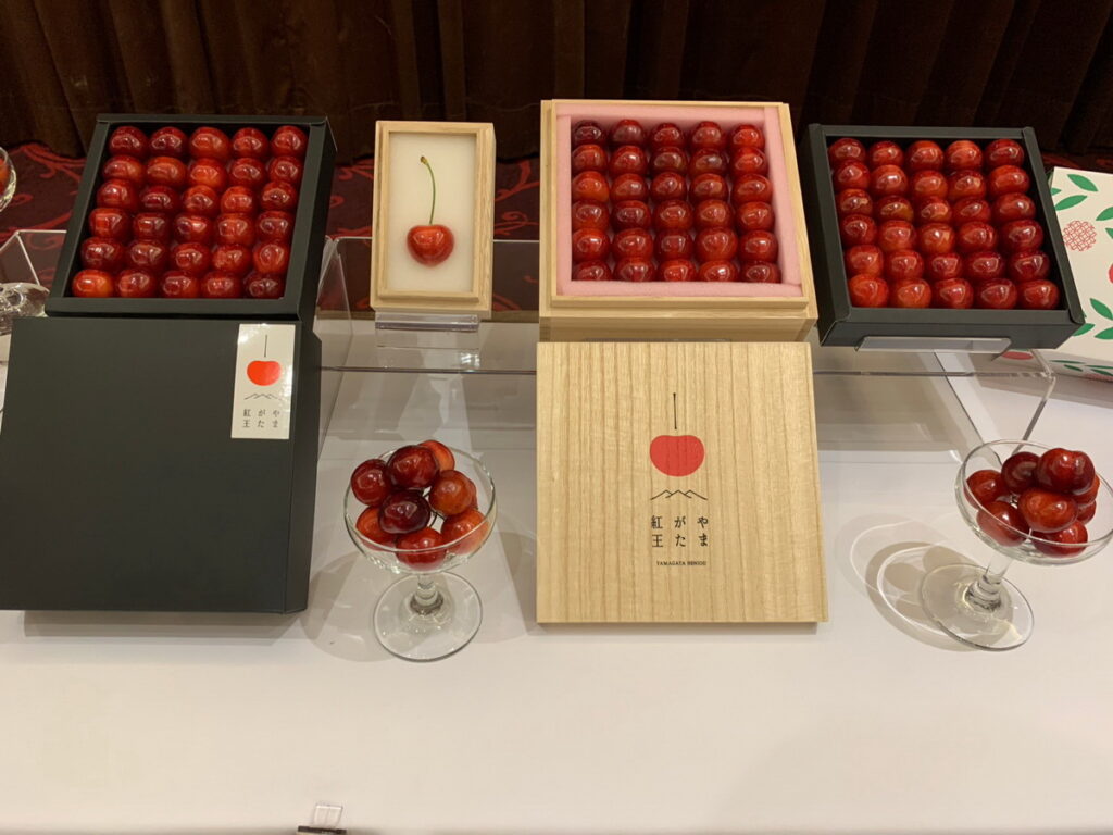 精緻禮品裝的「山形紅王」，「山形紅王」的品選制度十分嚴格，一但果實大小低於2L（直徑約25-28mm）、或是顏色未達一定紅潤度、外觀上有明顯缺陷等等，皆會被淘汰，無法被稱為「山形紅王」。