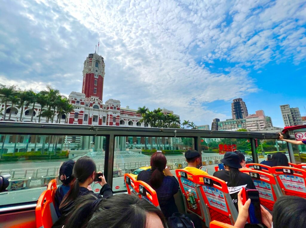 柔韌母親與家屬們一起搭乘台北觀光巴士，參觀台北重要城市建設
