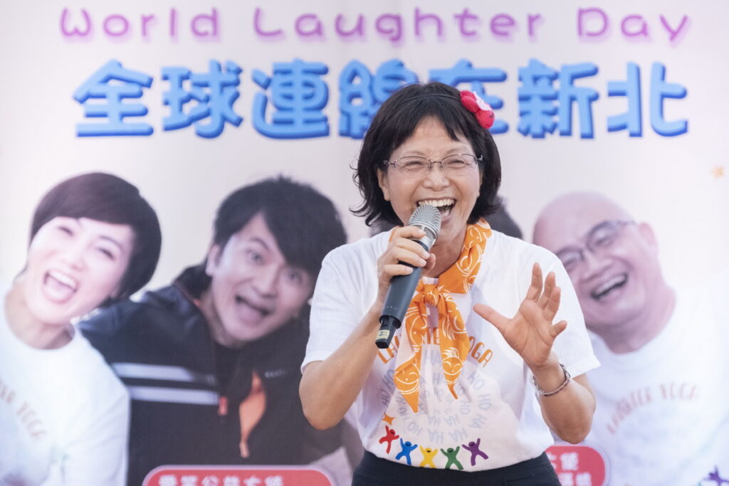 吳淑美笑長榮獲大笑比賽個人組冠軍，也是今年世界愛笑日的主持人之一