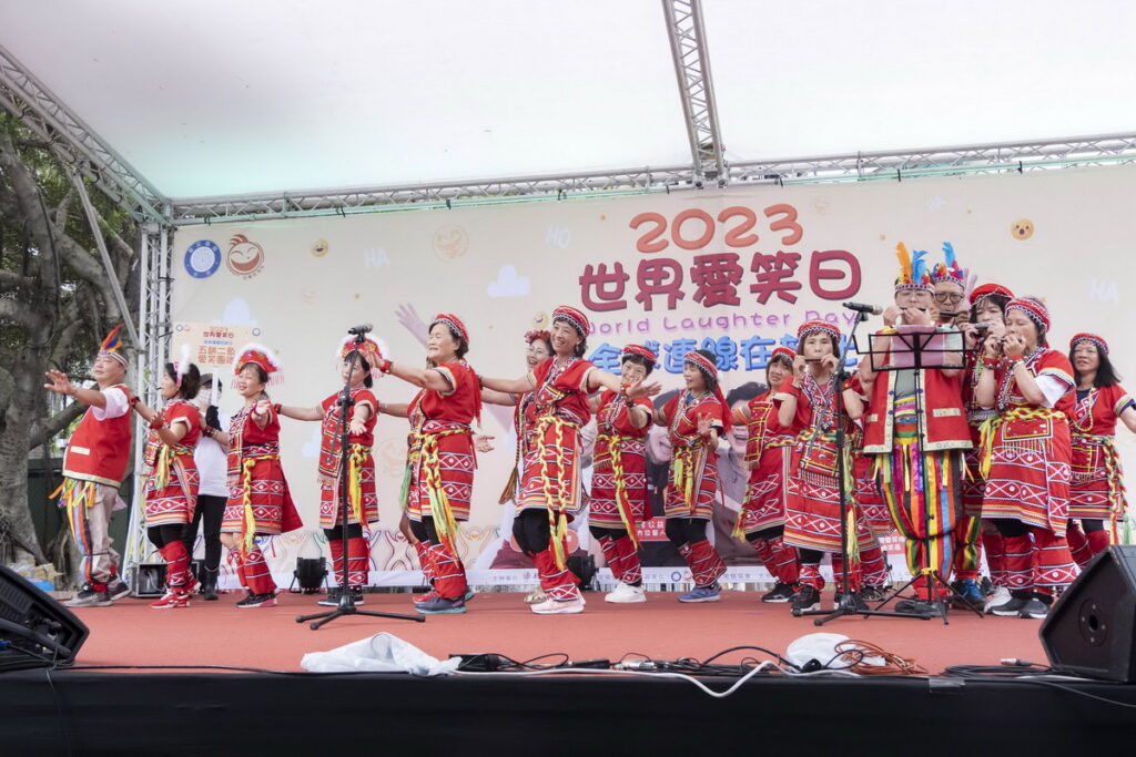 榮獲愛笑大遊行評選第一名的五餅二魚愛笑團隊，特地以原住民傳統服飾精心打扮