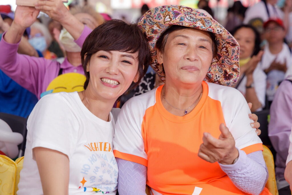 王淑芳理事長帶媽媽一同出席活動，媽媽也與愛笑憶起學堂參與舞台演出