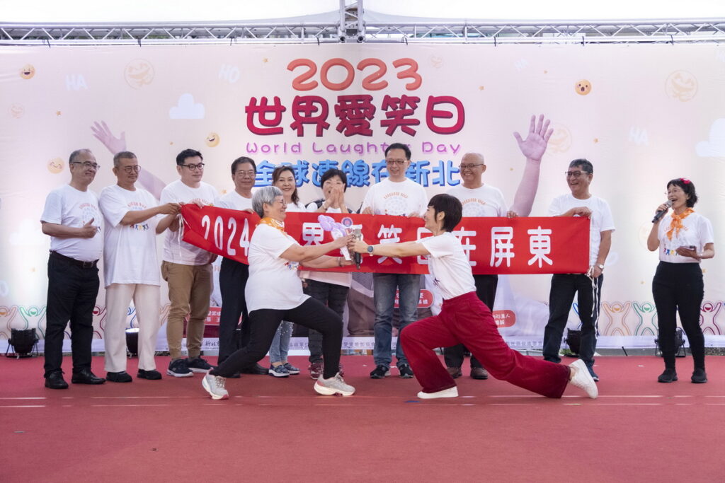 _2024世界愛笑日將移師屏東舉行，屏東萬年公園愛笑俱樂部劉玉葉笑長也親自來到現場與王淑芳理事長接棒
