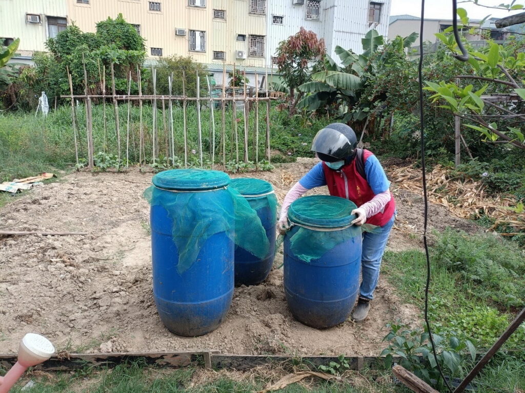 _衛生局到社區宣導查積水容器