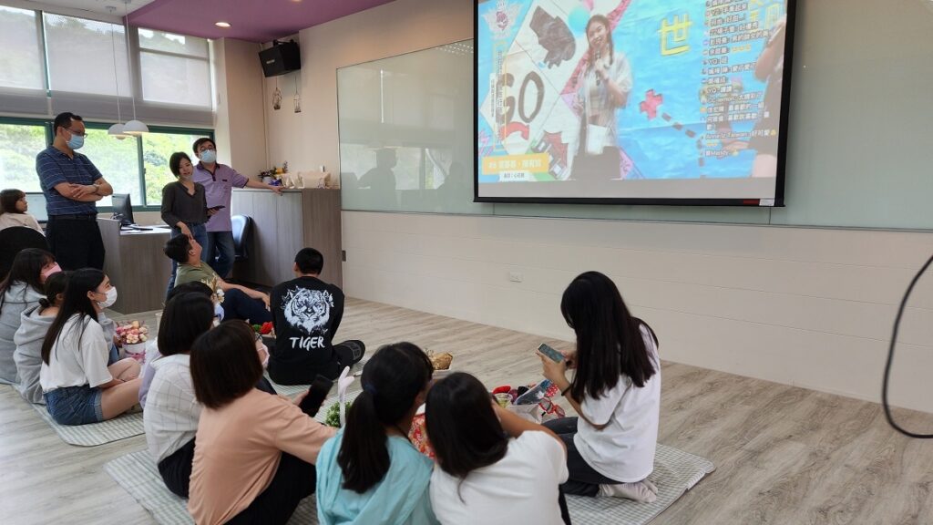 朝陽科大行銷系師生在「創新行銷實驗室」，從另一端直播畫面影像觀賞現場情形，並線上留言（圖/陳惠玲攝影）